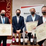 El presidente de la Diputación de Valladolid, Conrado Íscar, entrega los galardones de la séptima edición del certamen Vino del Museo