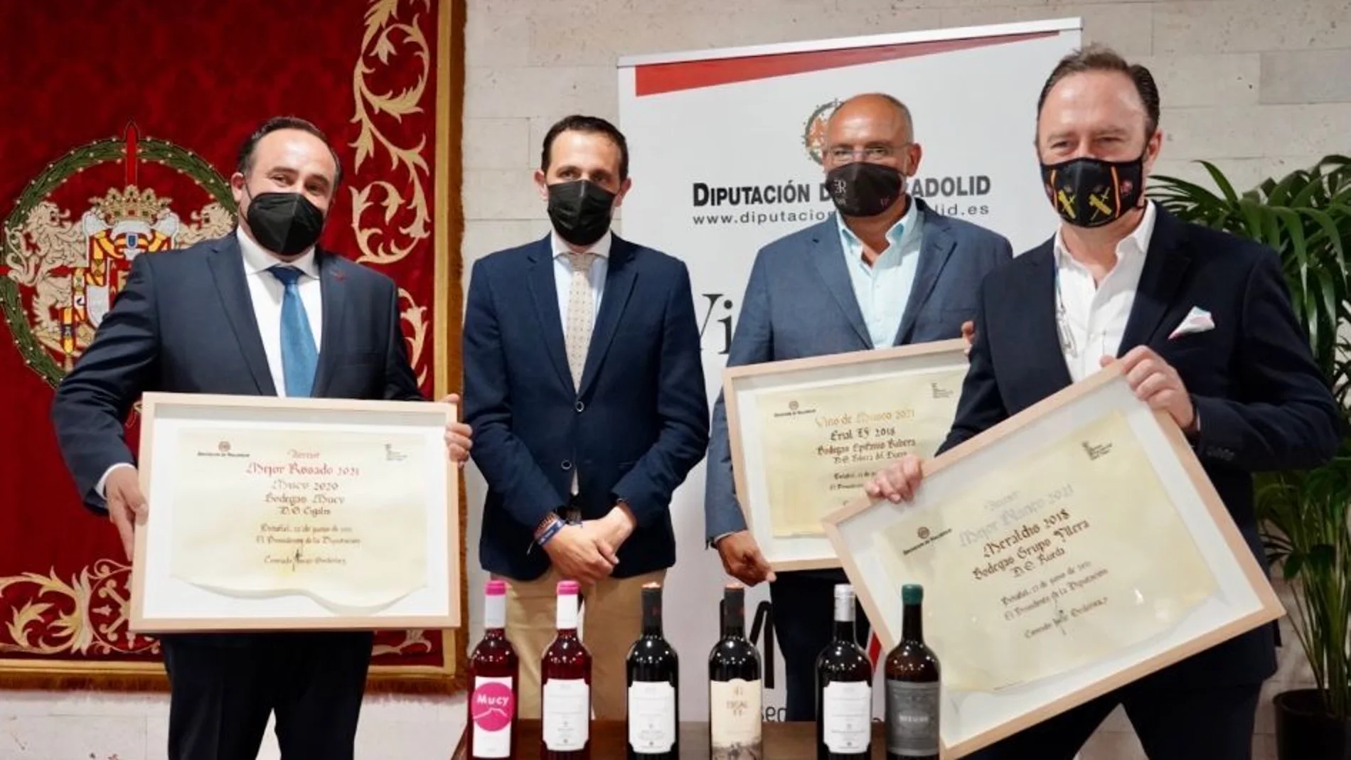 El presidente de la Diputación de Valladolid, Conrado Íscar, entrega los galardones de la séptima edición del certamen Vino del Museo