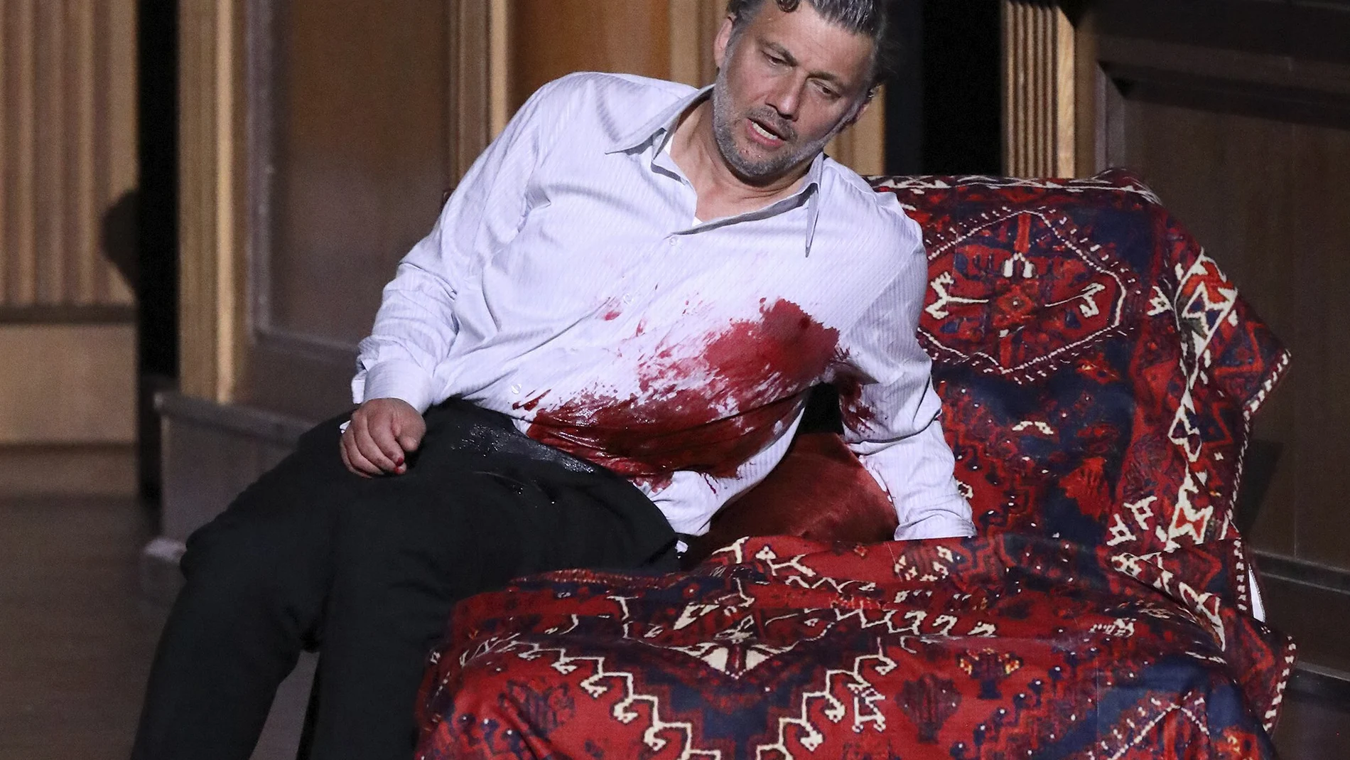Jonas Kaufmann herido de muerte como Tristan durante "Tristan e Isolda" en la ópera de Múnich