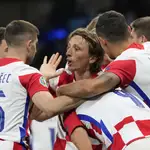 Los futbolistas croatas celebran uno de los goles que le dio la clasificación ante Escocia