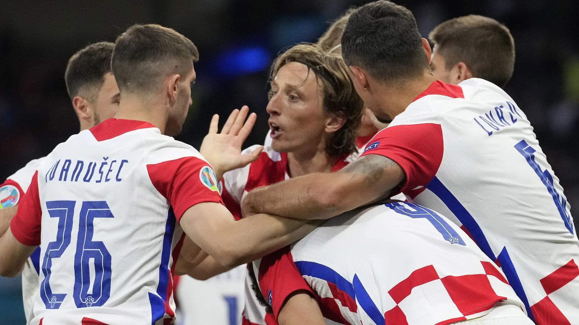 Los futbolistas croatas celebran uno de los goles que le dio la clasificación ante Escocia