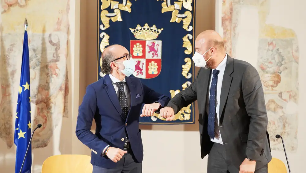 El consejero de Cultura y Turismo, Javier Ortega, firma un convenio con el director general de Radio Televisión de Castilla y León, S.A., Jorge Losada, para la puesta en marcha del proyecto &quot;Comunidad TV&quot;.