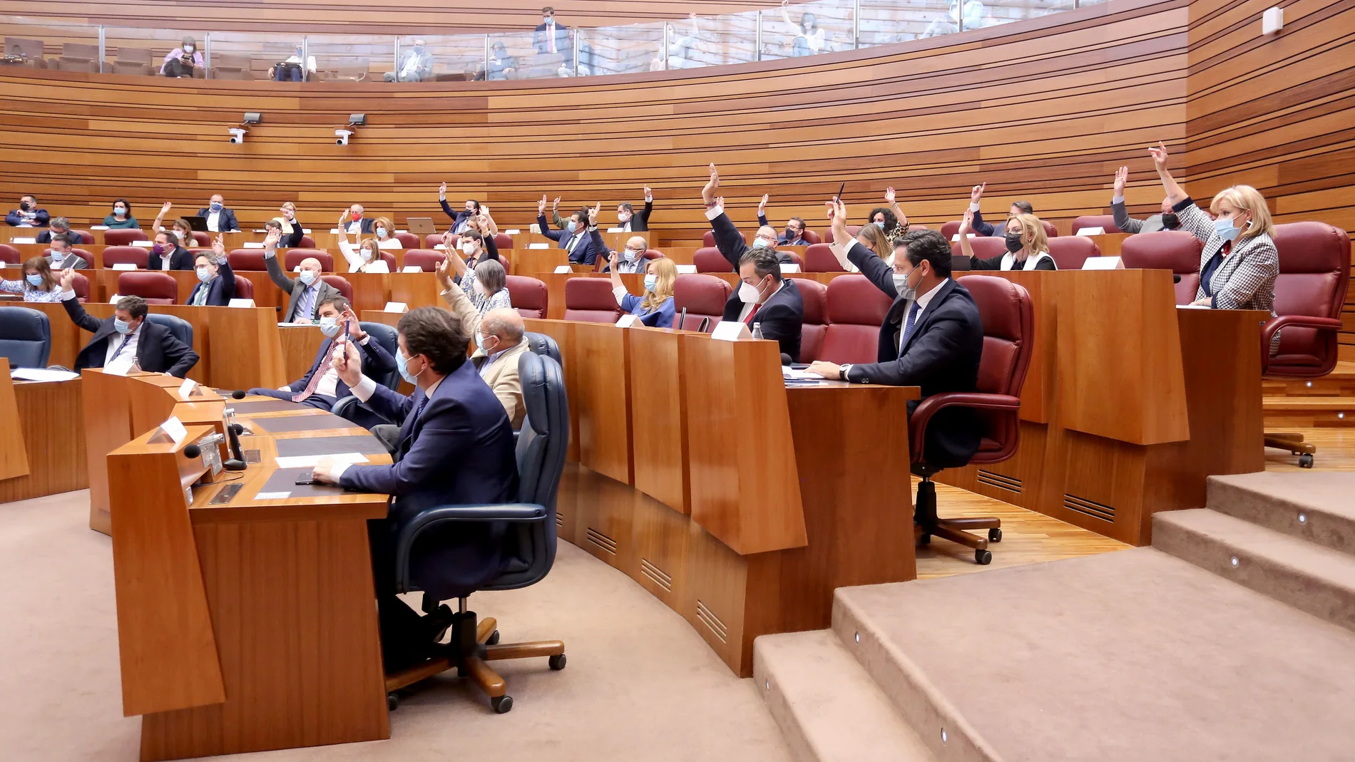 Votación durante la sesión plenaria de las Cortes