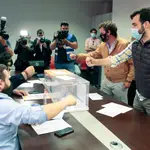 Los candidatos a la Presidencia y a la Secretaría General del Partido Popular de León, Javier Santiago y David Fernández, votan en las elecciones primarias