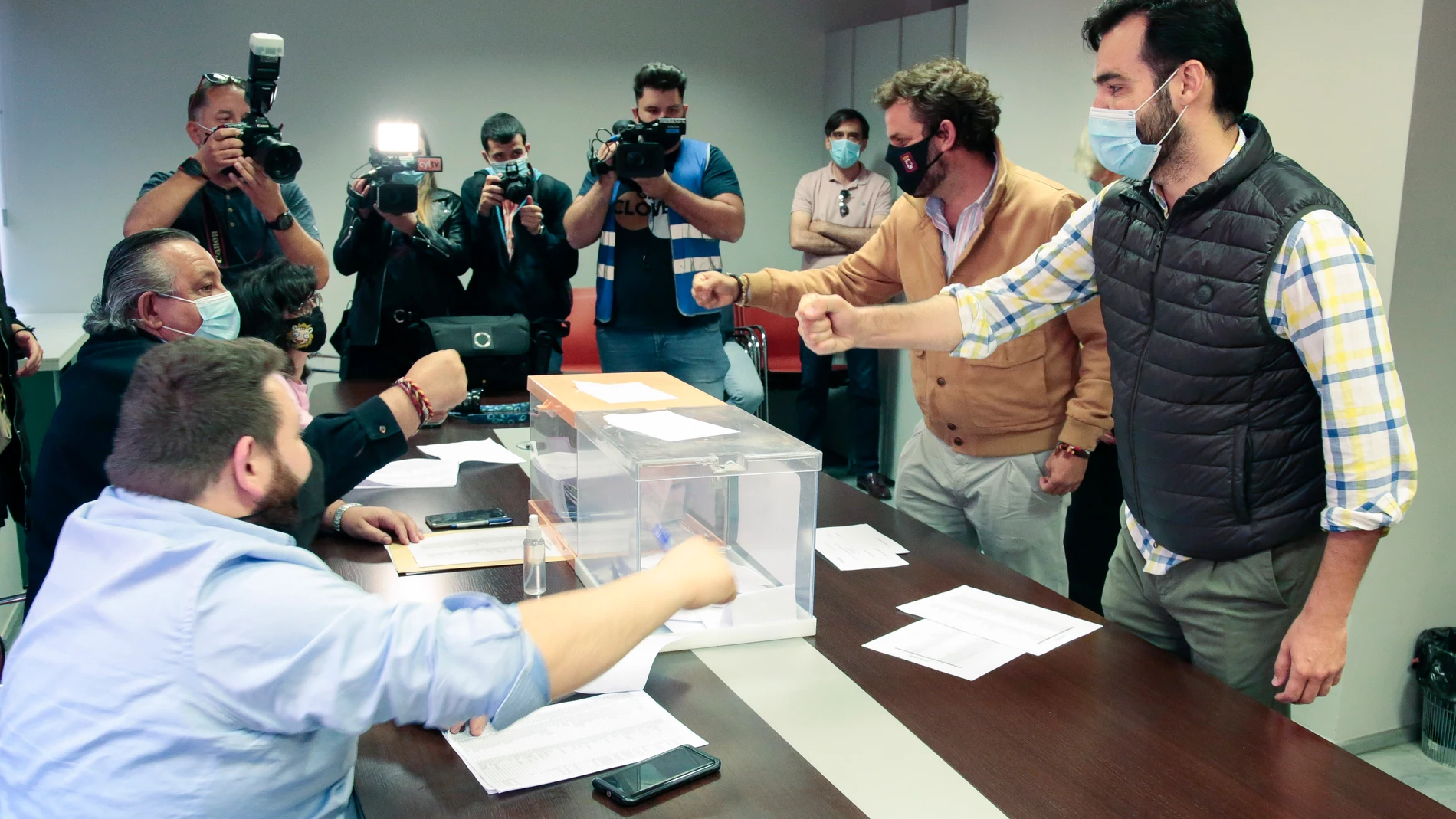 Los candidatos a la Presidencia y a la Secretaría General del Partido Popular de León, Javier Santiago y David Fernández, votan en las elecciones primarias