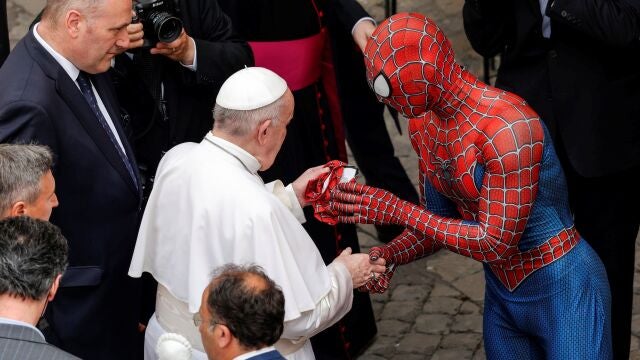 El Papa Francisco con este curioso visitante