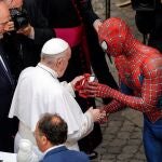 El Papa Francisco con este curioso visitante