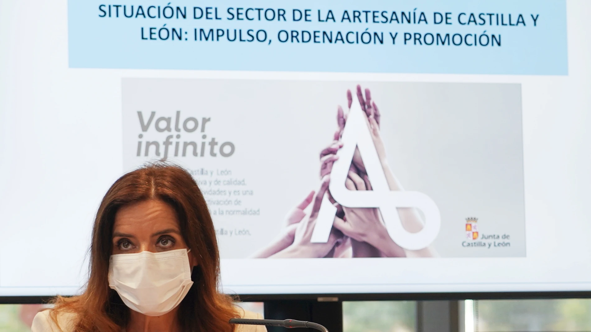 La consejera de Empleo e Industria, Ana Carlota Amigo, junto a miembros de la directiva de FOACAL, informa de nuevas iniciativas para el impulso y la modernización de la artesanía de Castilla y León