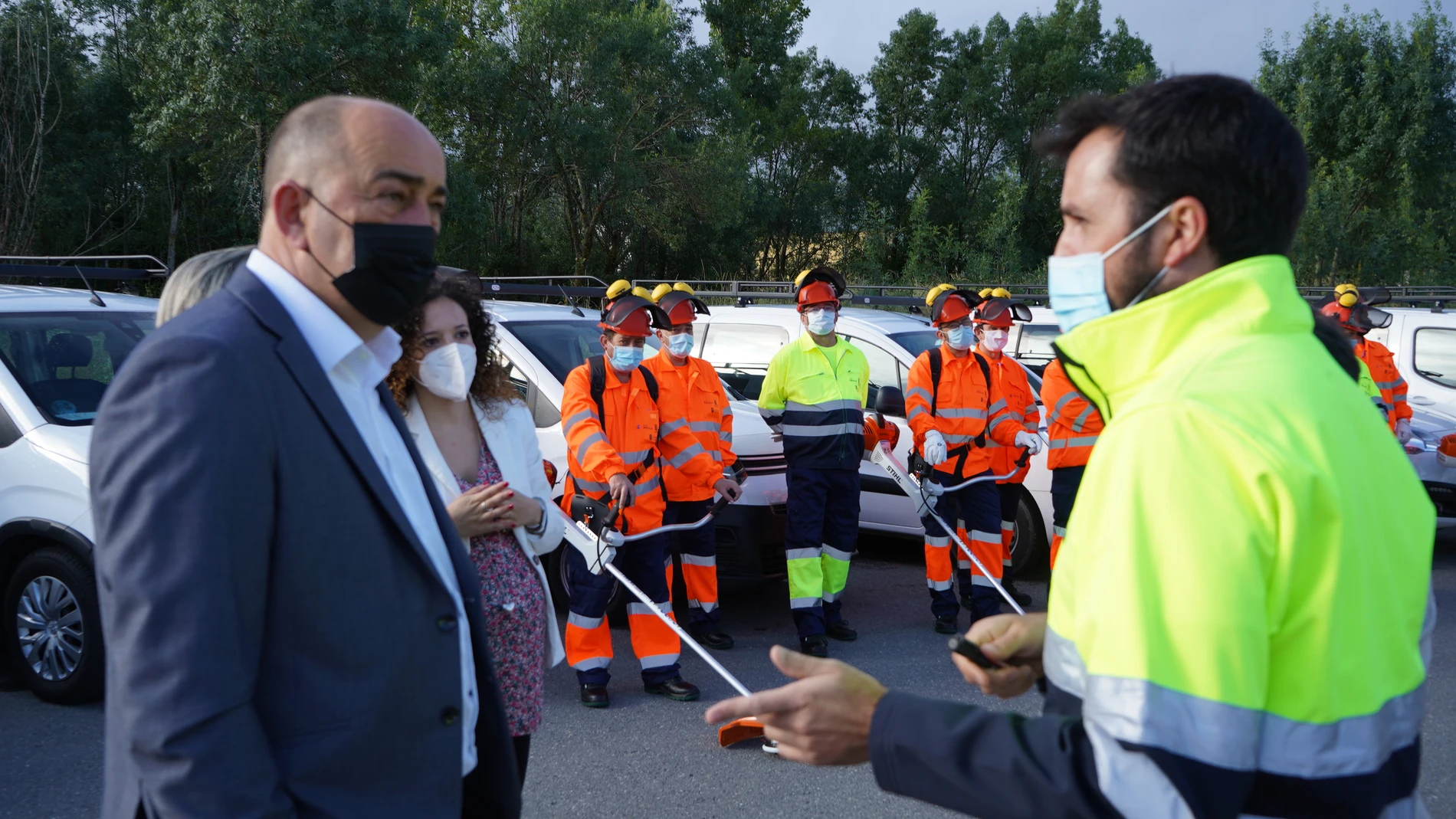 El presidente de la Diputación de Segovia, Miguel Ángel de Vicente, visita a los trabajadores