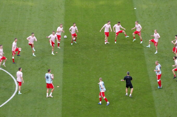 Los jugadores de Polonia calientan antes de su partido contra Suecia en San Petersburgo