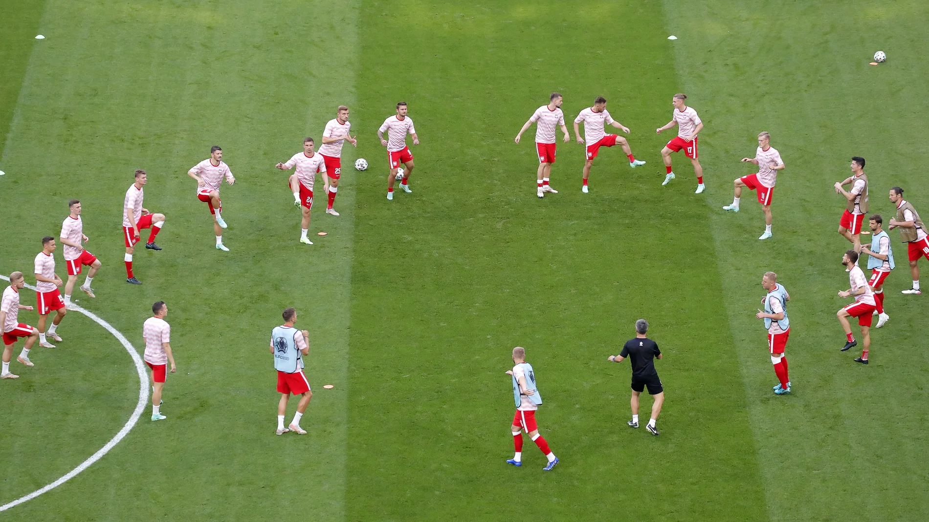 Los jugadores de Polonia calientan antes de su partido contra Suecia en San Petersburgo