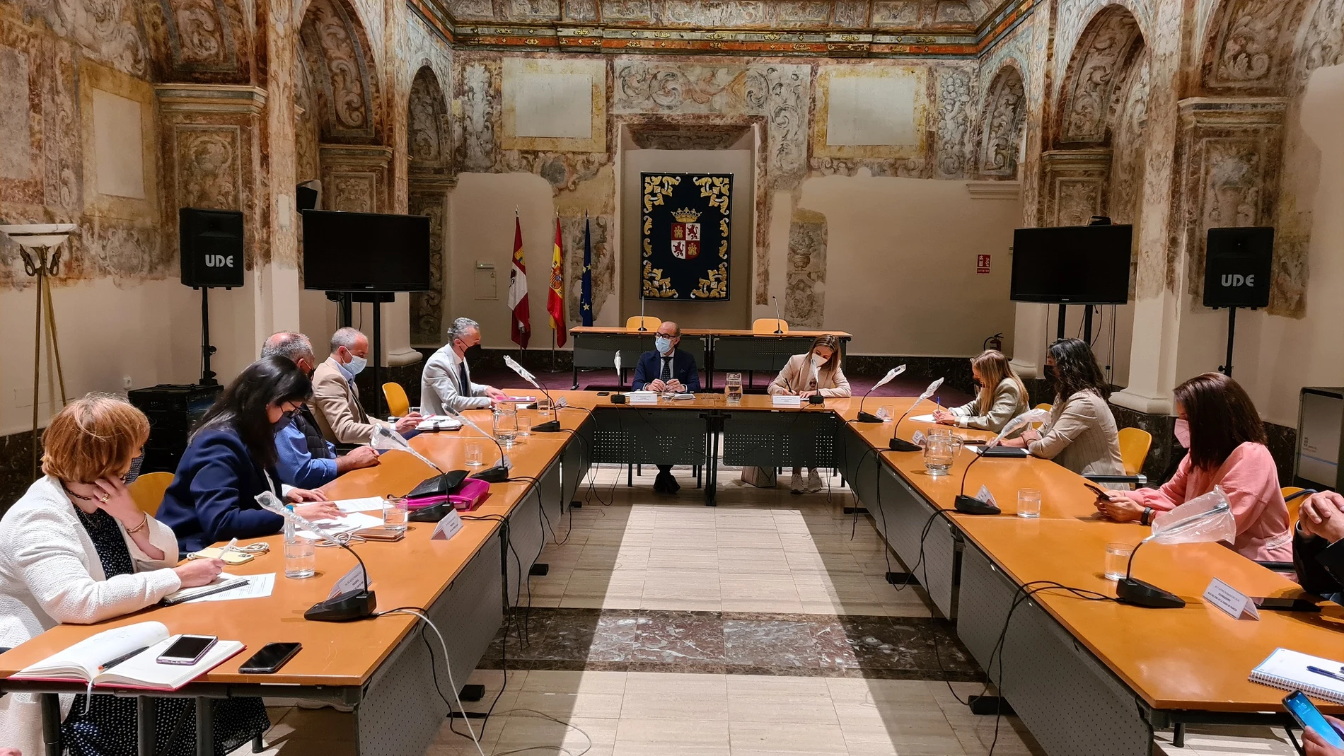 El consejero de Cultura y Turismo, Javier Ortega, acompañado de la directora general de Turismo, Estrella Torrecilla, se han reunido con representantes de las ocho Rutas del Vino de Castilla y León