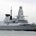 El buque británico HMS Defender