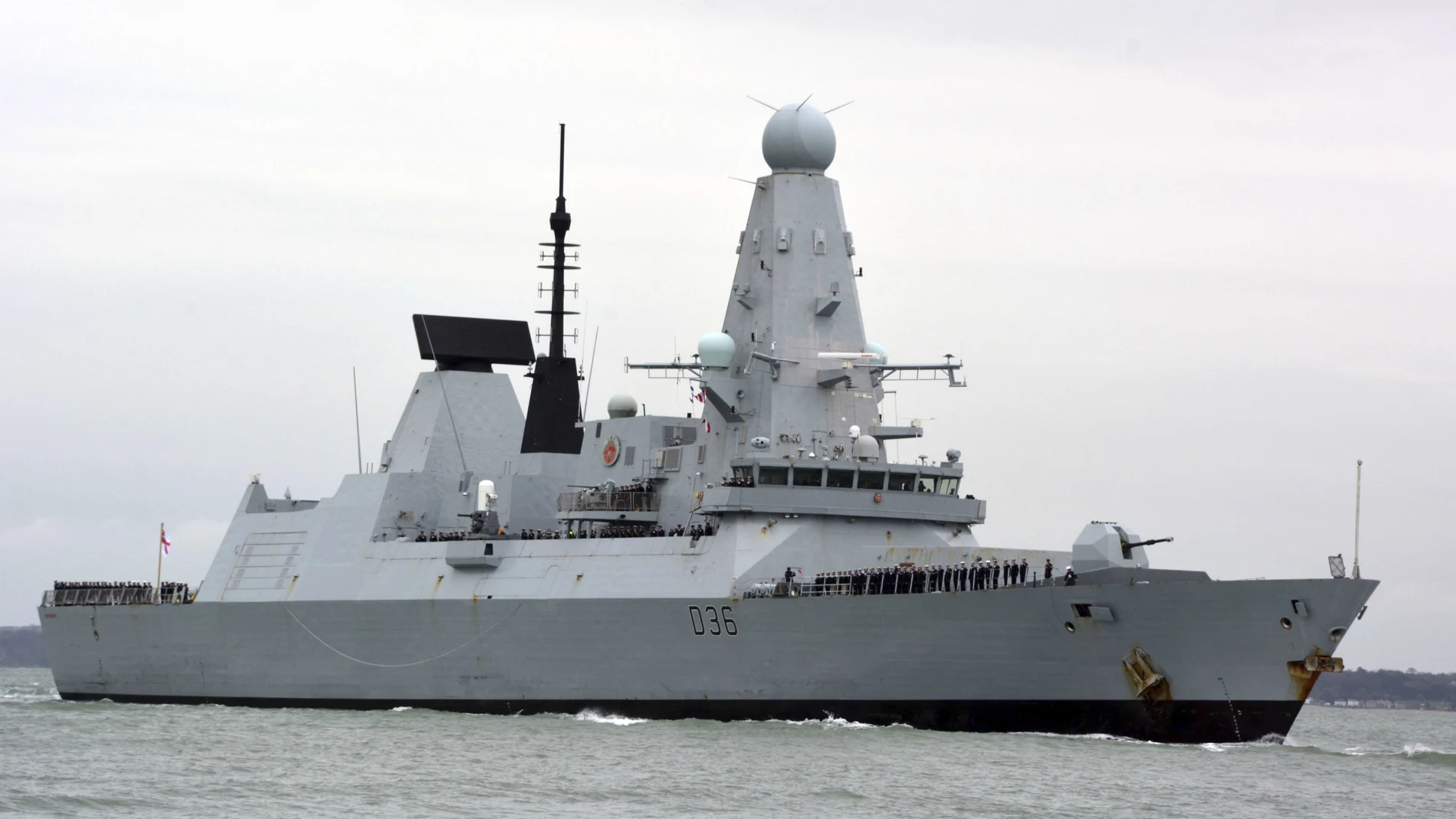 El buque británico HMS Defender