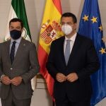 El presidente de la Junta, Juanma Moreno, a la izquierda, ha recibido hoy al presidente del Comité Europeo de las Regiones, Apostolos Tzizikostas