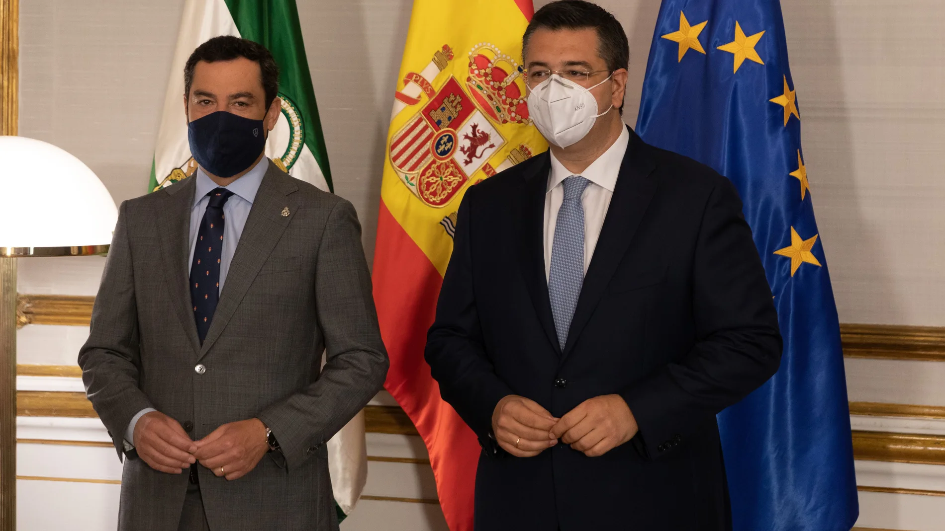 El presidente de la Junta, Juanma Moreno, a la izquierda, ha recibido hoy al presidente del Comité Europeo de las Regiones, Apostolos Tzizikostas