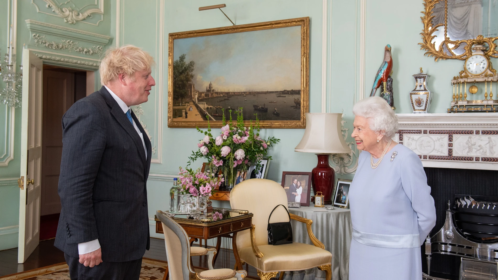 Boris Johnson en una audiencia con la reina Isabel II