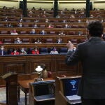 Pablo Casado se dirige ayer a Pedro Sánchez durante su intervención en el Congreso