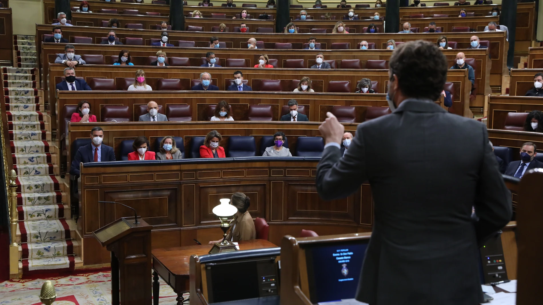 Pablo Casado se dirige ayer a Pedro Sánchez durante su intervención en el Congreso
