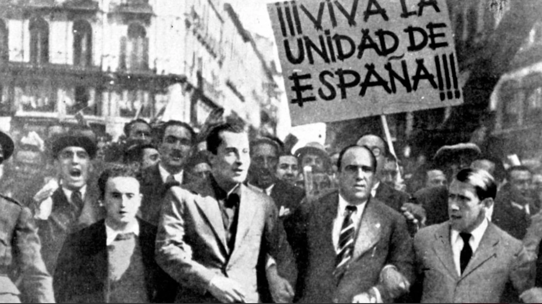 Manifestación encabezada por José Antonio Primo de Rivera en la Puerta del Sol de Madrid en 1934