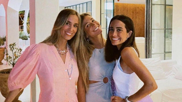 María Pombo y sus amigas en Ibiza.
