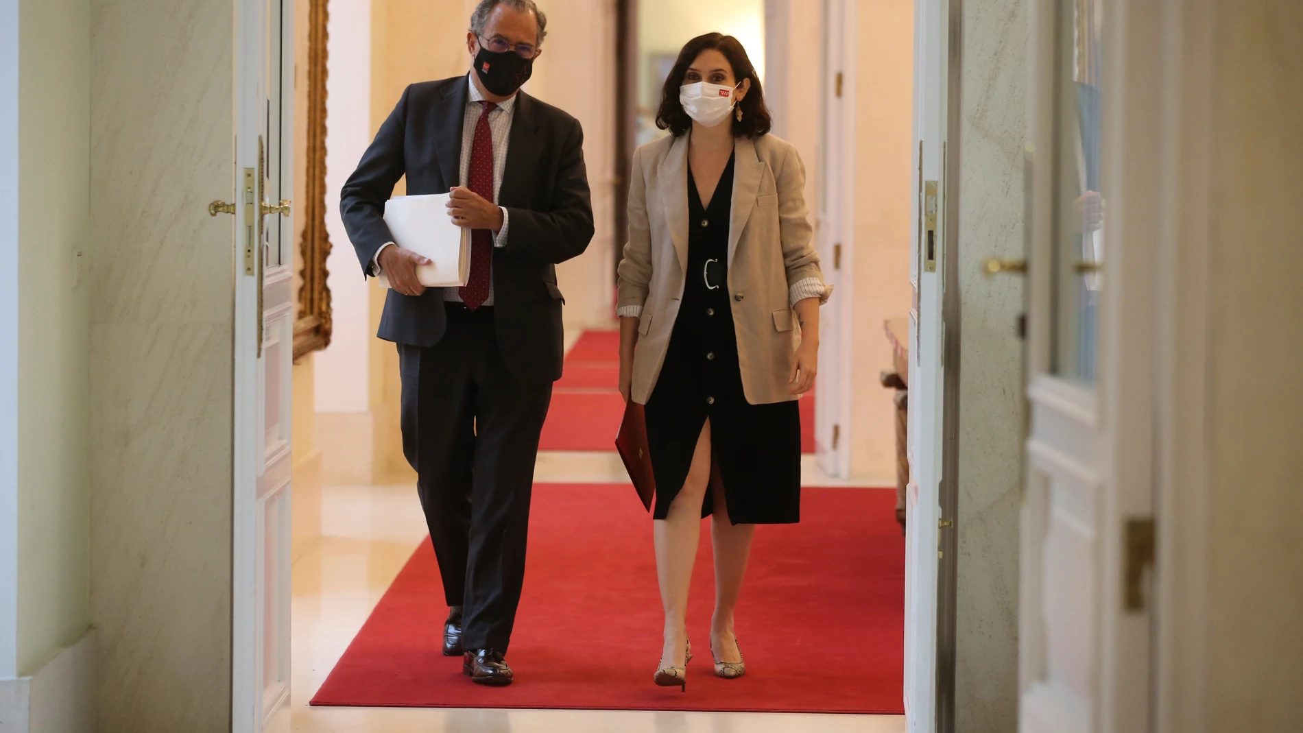 El consejero de Educación, Universidades, Ciencia y portavoz del Gobierno, Enrique Ossorio; y la presidenta de la Comunidad e Madrid, Isabel Díaz Ayuso