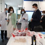 La presidenta de la Comunidad de Madrid, Isabel Díaz Ayuso, y el presidente del Comité Europeo de las Regiones, Apostolos Tzitzikostas, durante su visita al Hospital Enfermera Isabel Zendal