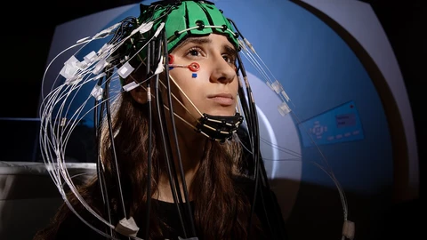 Mujer a la que le será aplicada una nueva aproximación al estudio del cerebro mezclando la Resonancia Magnética Funcional, la encefalografía y la EROS.