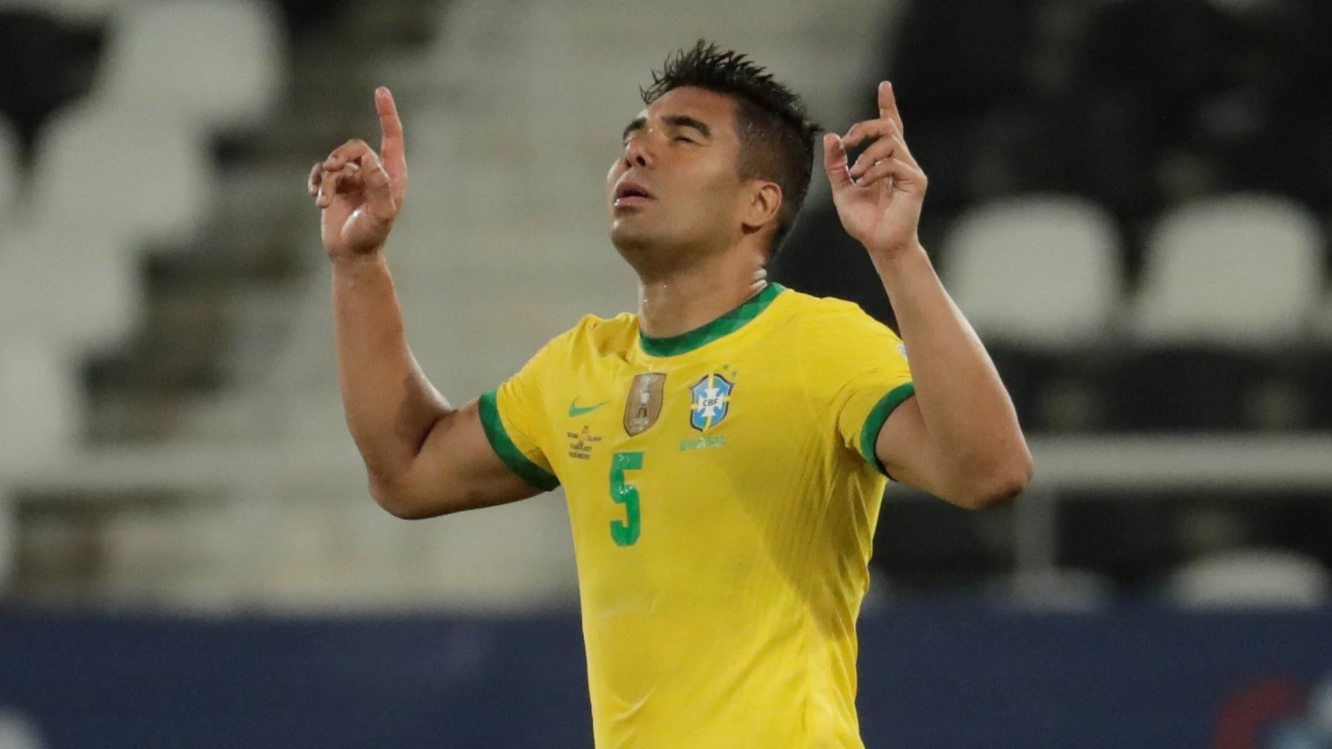Casemiro celebra el gol que dio la victoria a Brasil contra Colombia.