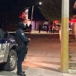 MEX5393. FRESNILLO (MÉXICO), 23/06/2021.- Fotografía cedida hoy, por el Periódico Imagen de Zacatecas, de miembros de la policía estatal mientras resguardan el área donde un comando armado asesinó a nueve personas en la ciudad de Fresnillo, estado de Zacatecas (México). Nueve personas, entre ellas dos policías, fueron asesinadas en dos hechos distintos este miércoles en el estado mexicano Zacatecas, centro del país, informó la Secretaría de Seguridad Pública (SSP) de la entidad. EFE/ Periódico Imagen Zacatecas MÁXIMA CALIDAD DISPONIBLE SOLO USO EDITORIAL SOLO DISPONIBLE PARA ILUSTRAR LA NOTICIA QUE ACOMPAÑA (CRÉDITO OBLIGATORIO)