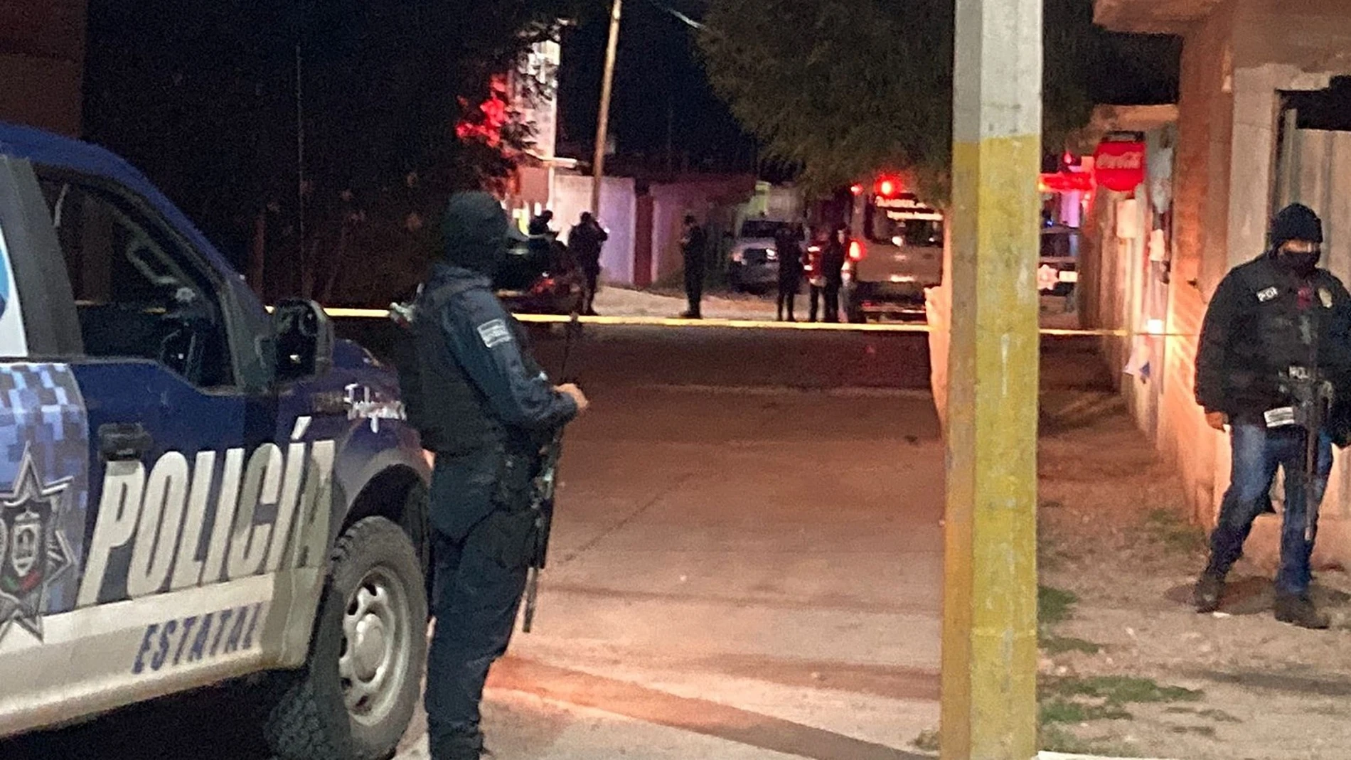 MEX5393. FRESNILLO (MÉXICO), 23/06/2021.- Fotografía cedida hoy, por el Periódico Imagen de Zacatecas, de miembros de la policía estatal mientras resguardan el área donde un comando armado asesinó a nueve personas en la ciudad de Fresnillo, estado de Zacatecas (México). Nueve personas, entre ellas dos policías, fueron asesinadas en dos hechos distintos este miércoles en el estado mexicano Zacatecas, centro del país, informó la Secretaría de Seguridad Pública (SSP) de la entidad. EFE/ Periódico Imagen Zacatecas MÁXIMA CALIDAD DISPONIBLE SOLO USO EDITORIAL SOLO DISPONIBLE PARA ILUSTRAR LA NOTICIA QUE ACOMPAÑA (CRÉDITO OBLIGATORIO)