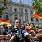 El presidente de Vox, Santiago Abascal, junto con la plana mayor de su partido, en las inmediaciones del Tribunal Supremo