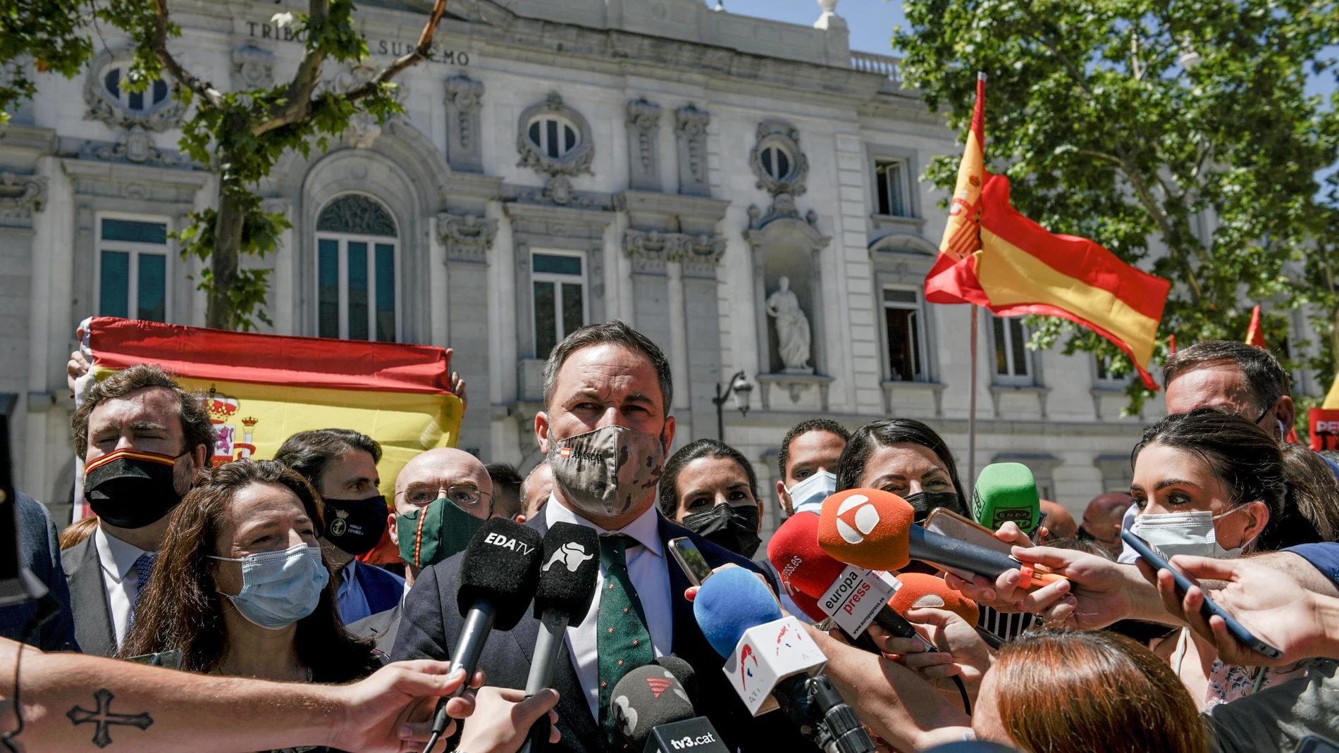 El presidente de Vox, Santiago Abascal, junto con la plana mayor de su partido, en las inmediaciones del Tribunal Supremo