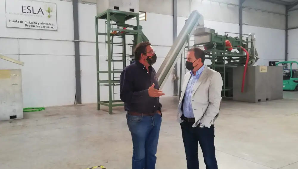 El presidente de la Diputación de Zamora, Francisco José Requejo, visita la empresa de Pistachos de Villalpando