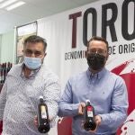 El técnico del Consejo Regulador Carlos Gallego (i), y el director técnico Santiago Castro (d), comunican en rueda de prensa el resultado de la calificación oficial de la Cosecha de la añada 2020 de la Denominación de Origen Toro, resultando "Excelente", este jueves en Toro (Zamora)