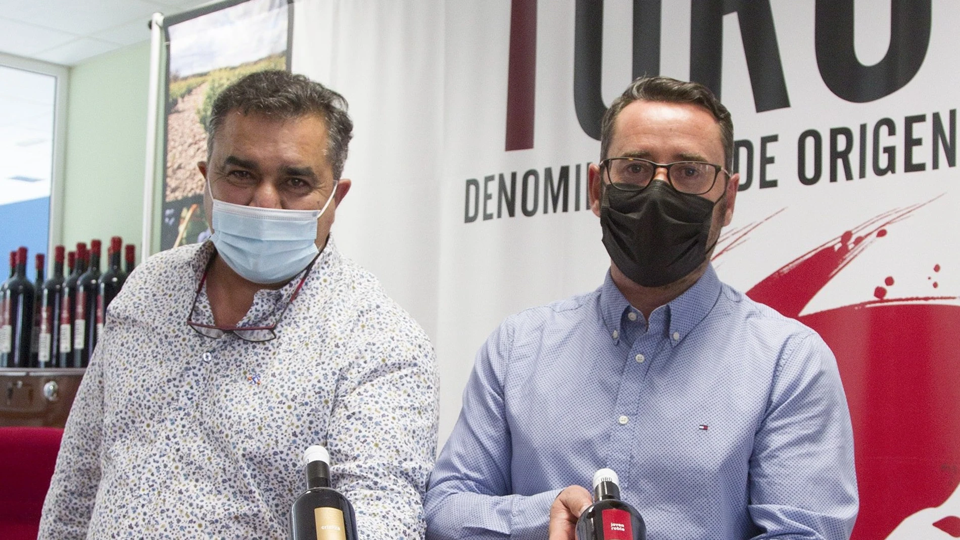 El técnico del Consejo Regulador Carlos Gallego (i), y el director técnico Santiago Castro (d), comunican en rueda de prensa el resultado de la calificación oficial de la Cosecha de la añada 2020 de la Denominación de Origen Toro, resultando "Excelente", este jueves en Toro (Zamora)