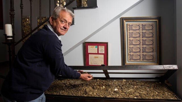 Camilo Yagüe junto a su cofre de pesetas