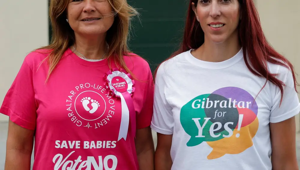Dos mujeres de la campaña del &quot;sí&quot; y del &quot;no&quot; posan durante el referéndum sobre el aborto en Gibraltar