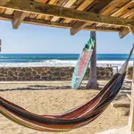 Una vista típica de una hamaca en la playa en el EL Zonte en El Salvador