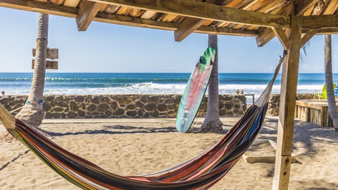 Una vista típica de una hamaca en la playa en el EL Zonte en El Salvador
