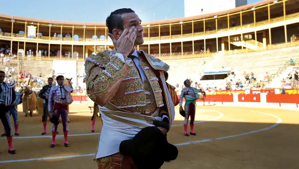 El diestro José María Manzanares emocionado en el homenaje al 50 aniversario de la alternativa de su padre, momentos antes de la corrida de toros de la Feria de Hogueras 2021 celebrada este jueves en Alicante. EFE / Manuel Lorenzo