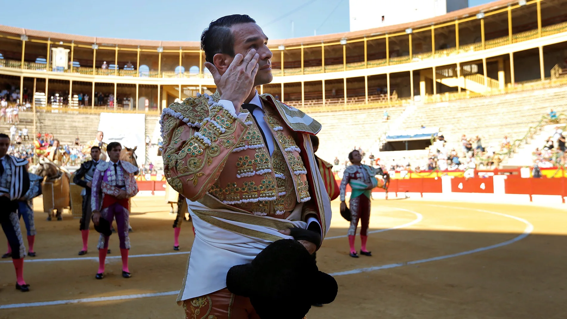 El diestro José María Manzanares emocionado en el homenaje al 50 aniversario de la alternativa de su padre, momentos antes de la corrida de toros de la Feria de Hogueras 2021 celebrada este jueves en Alicante. EFE / Manuel Lorenzo