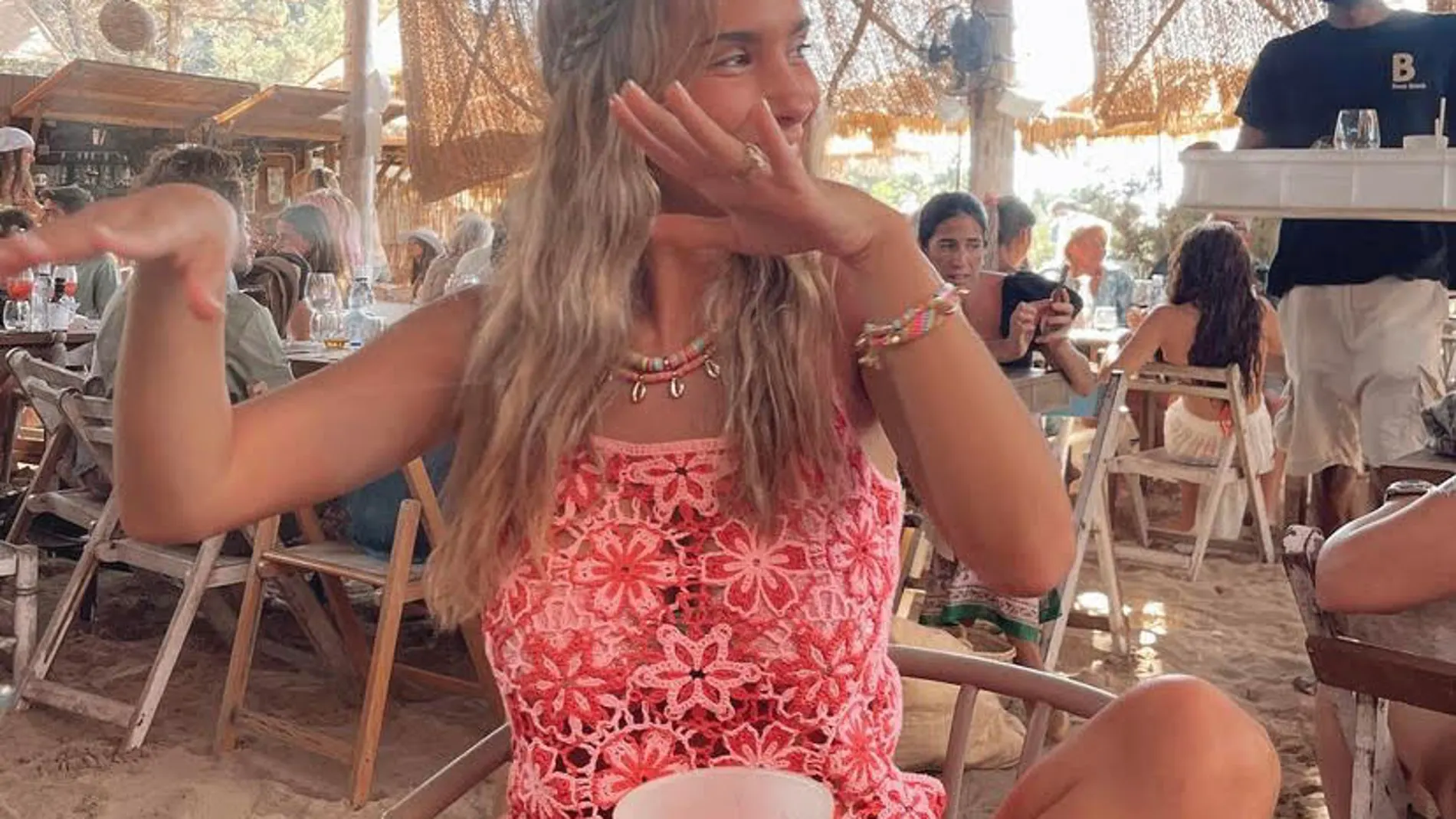 María Pombo en Ibiza con vestido de Zara.