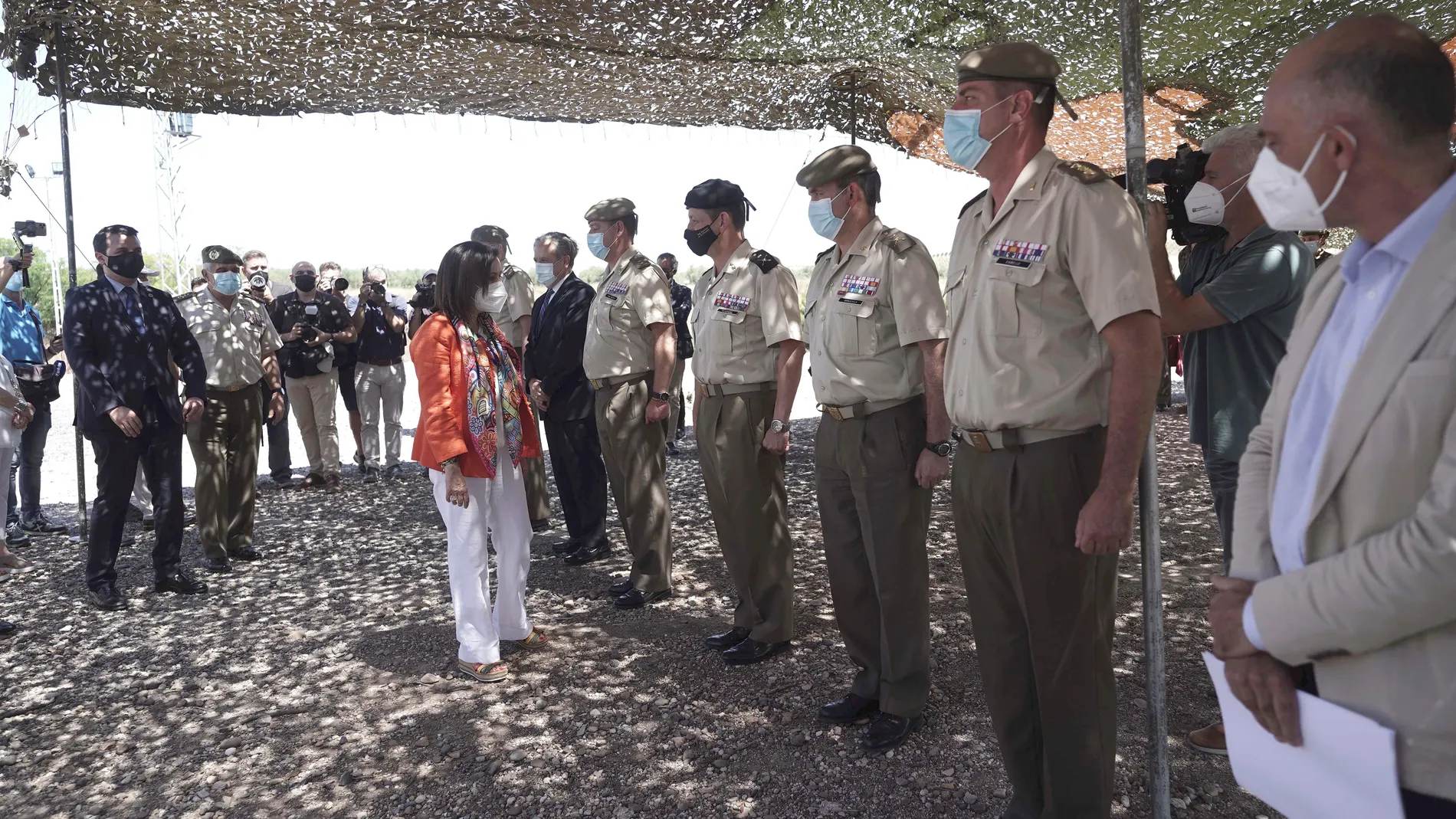La ministra de Defensa, Margarita Robles, durante una visita a la zona donde se ubicará la futura base logística del Ejercito de Tierra