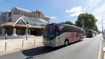 Varios autobuses escolares aparcados ante el Parlamento regional en Cartagena