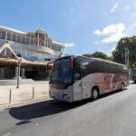 Varios autobuses escolares aparcados ante el Parlamento regional en Cartagena
