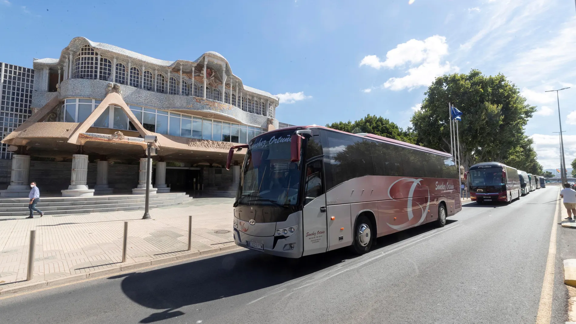 Varios autobuses escolares aparcados ante el Parlamento regional en Cartagena