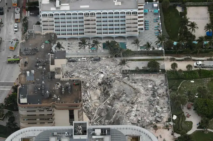 Así se ha desplomado un edificio de doce plantas en Miami, que ha dejado un muerto y 99 desaparecidos