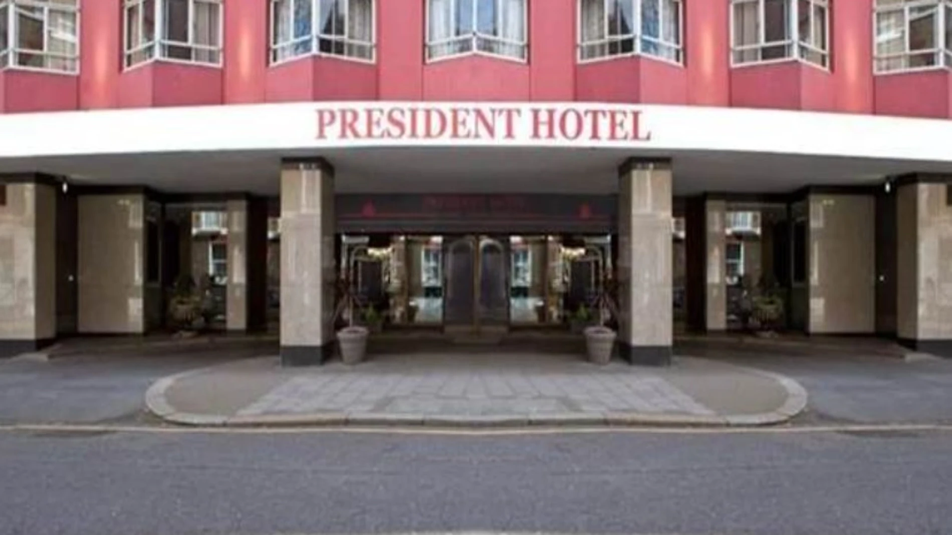 Una portavoz del Departamento de Salud y Atención Social defiende el hotel y añade que su principal prioridad siempre ha sido "proteger al público". President Hotel