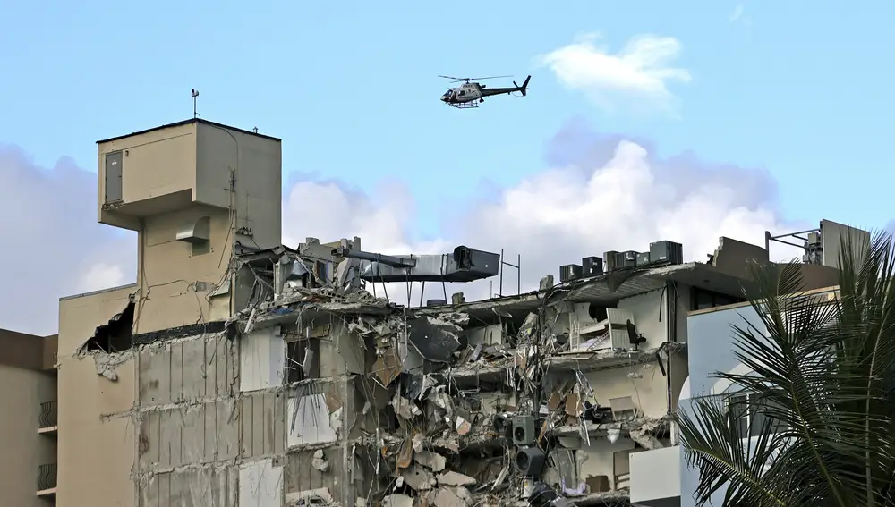 Un helicóptero de la Policía de Miami-Dade Police sobrevuela el edificio siniestrado